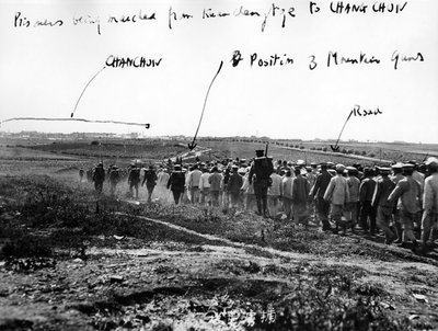 Chinese Gevangenen worden gemarcheerd vanuit Kuanchengtze, ca.1931 door Japanese Photographer